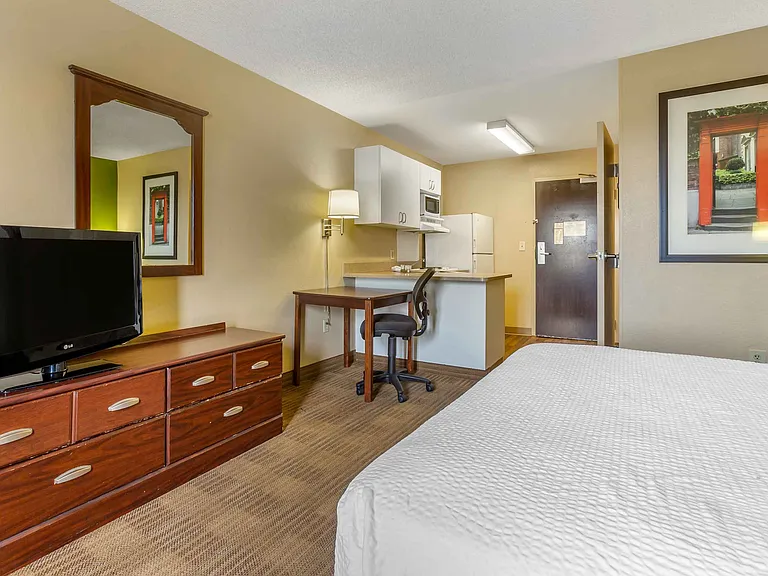 1 Bedroom Suite - 1 King Bed
