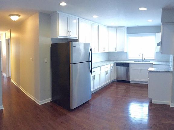3rd image of 1622 Hickory St APT 2E