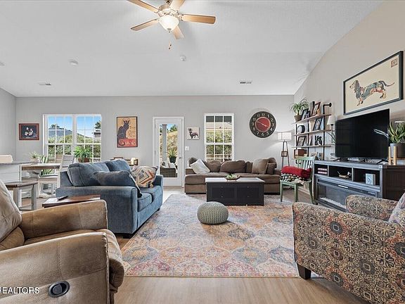 4th image of 214 Clover Meadow Ln