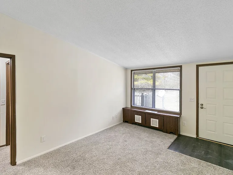 1373 Montgomery Ct — Photo 7