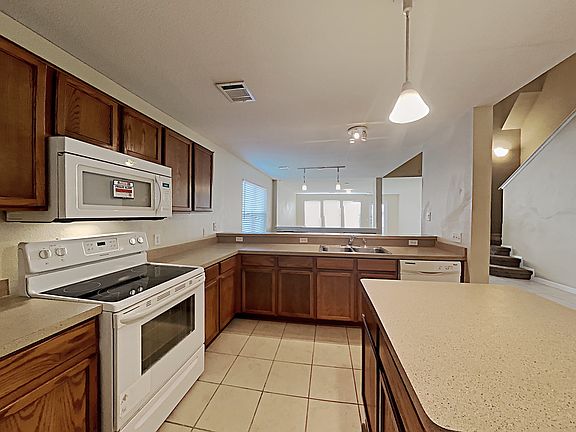 5th image of 10003 Buescher Ln