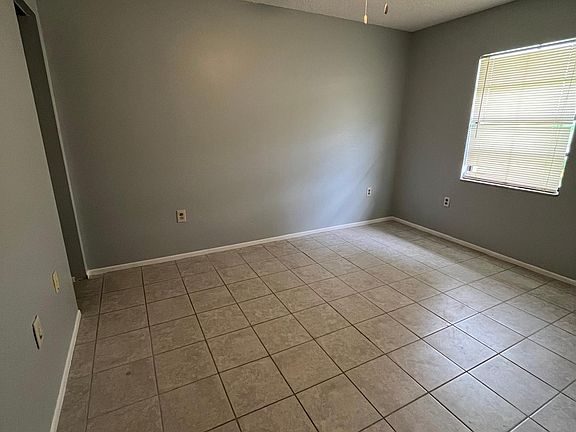 Second bedroom with ceiling fan.