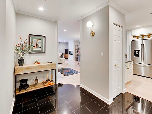 5th image of 1107 Greenleaf Ave APT 2I