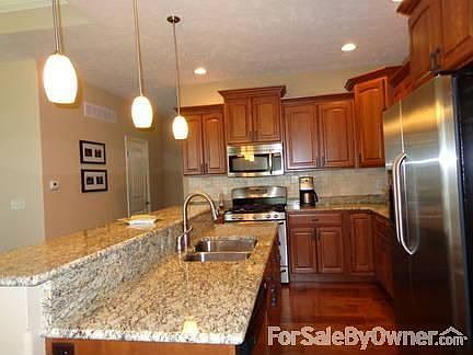 Master Bedrooom
						:
						Lots of light from transom windows