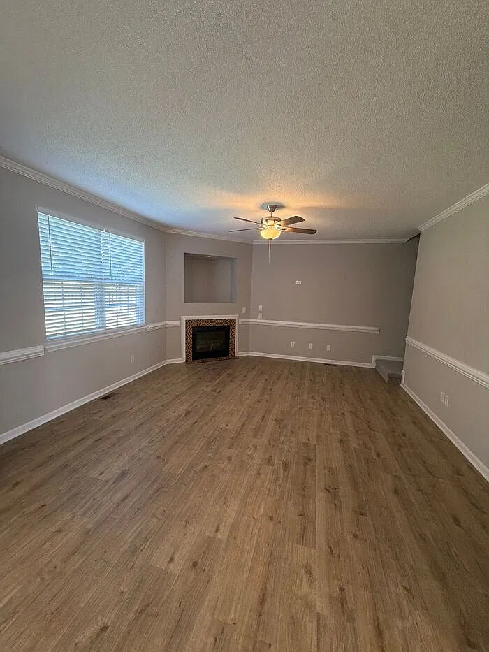 3 bed, 2.5 bath, 2165 sqft, $2,400 — Photo 3