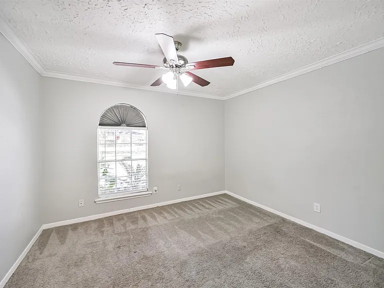 22203 Fincastle Dr — Photo 30