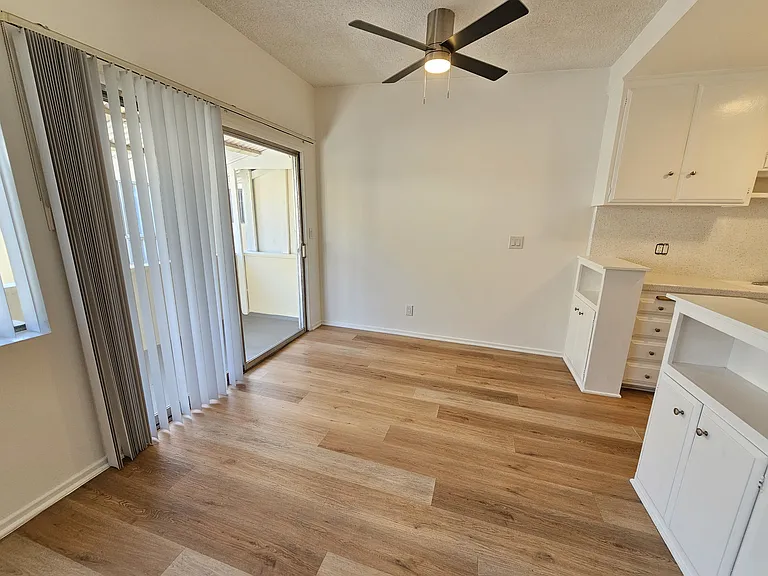 910 N Orange Grove Ave — Photo 4