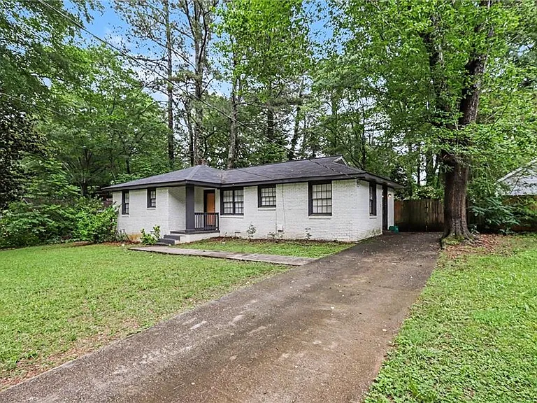 3743 Poplar Dr — Photo 2
