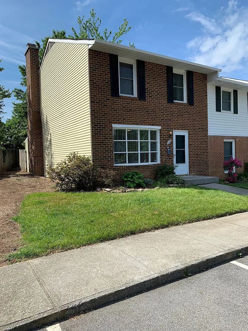 3 Bedroom 1 full, 2 half bath Townhouse — Photo 2