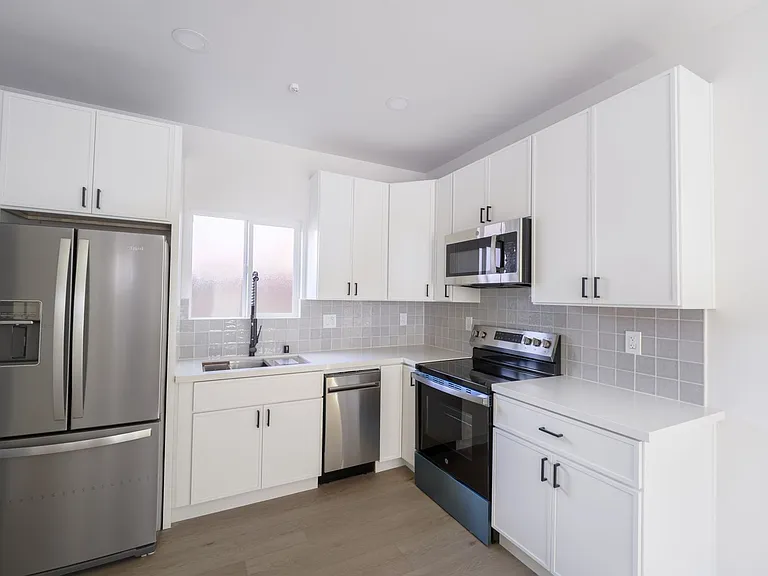 2860 Webster Ave — Photo 15