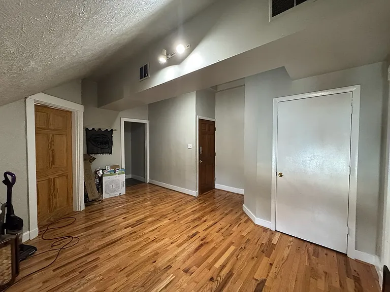 26 Conklin Apts — Photo 6
