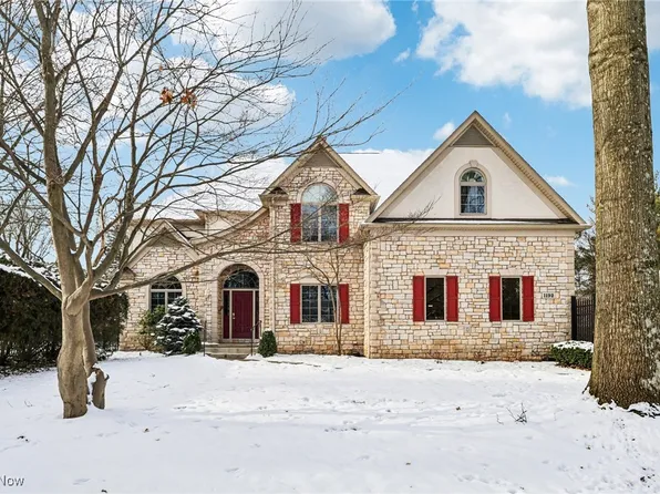 1192 Sunset View Dr, Akron, OH 44313