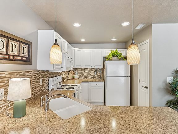 3rd image of 3025 SE Turnberry Dr
