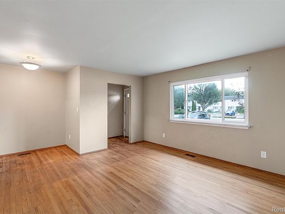 3rd image of 3001 Williamsburg Dr