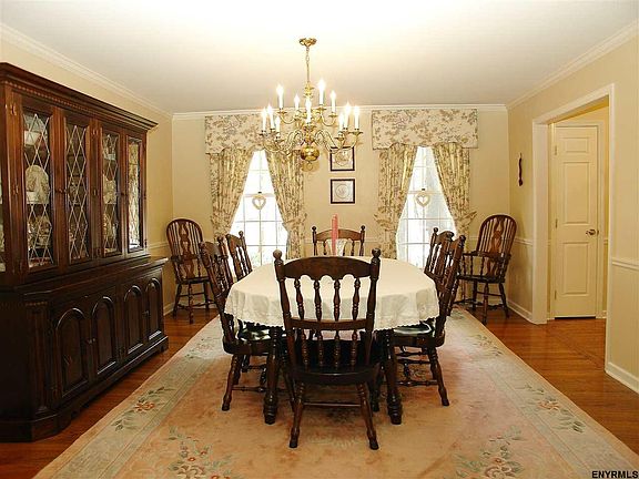 4th image of 8 Birch Hill Ct