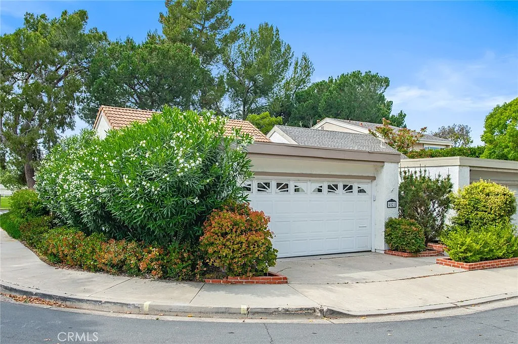 3 bed, 2.5 bath, 1305 sqft, $5,000 — Photo 2