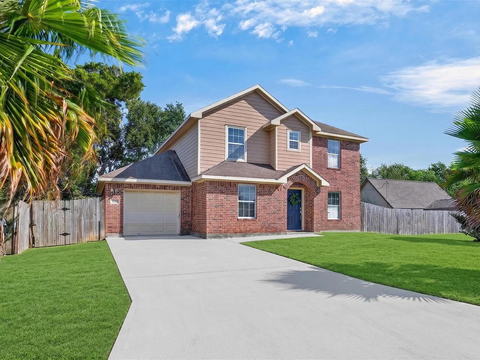 4 bed, 2.5 bath, 1996 sqft, $2,300 — Photo 1