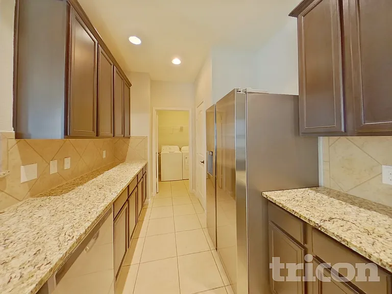 1477 Treeta Trl — Photo 4