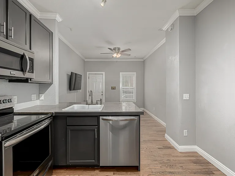 2482 W Argyle Pl — Photo 6