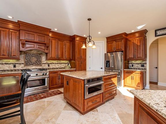 4th image of 2225 Pearl Ln