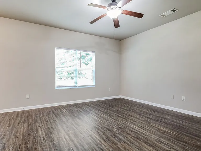 1871 Simmons Ln — Photo 4