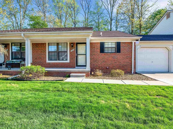 27996 Thorntree Ln, Harrison Township, MI 48045