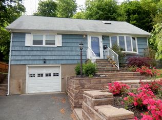 10 Cresthill Rd, Verona, NJ 07044
