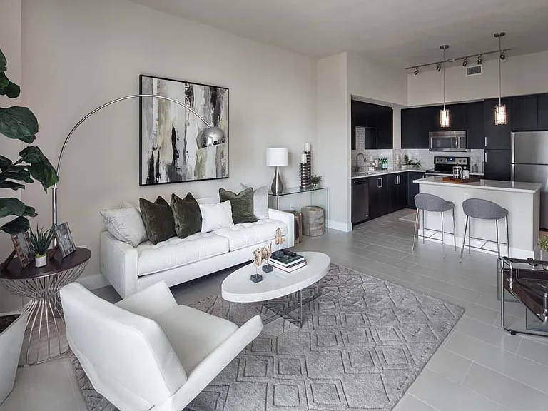 Miro Brickell — Photo 3