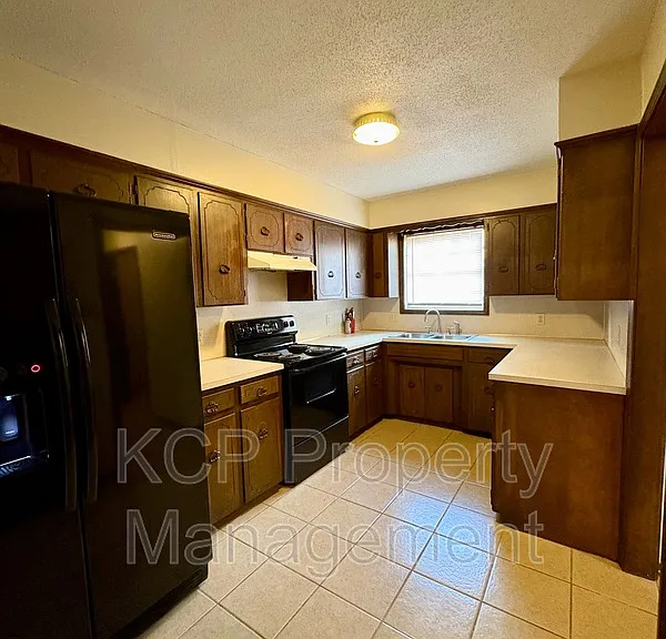 4802 S South Cir #U — Photo 3