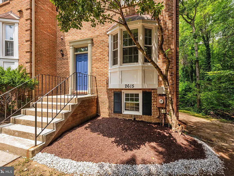 2615 Chivalry Ct — Photo 3