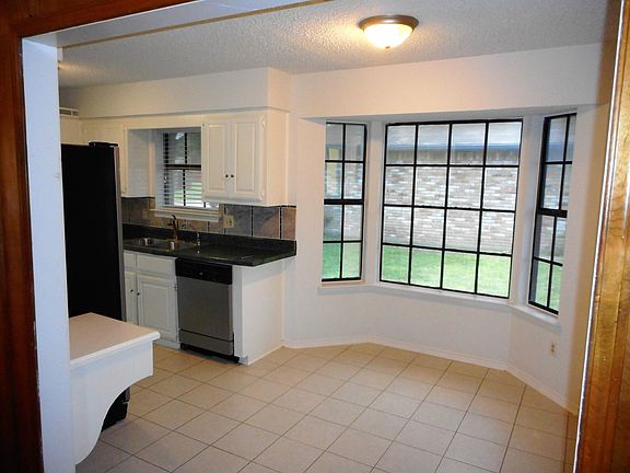 5th image of 827 Live Oak Dr