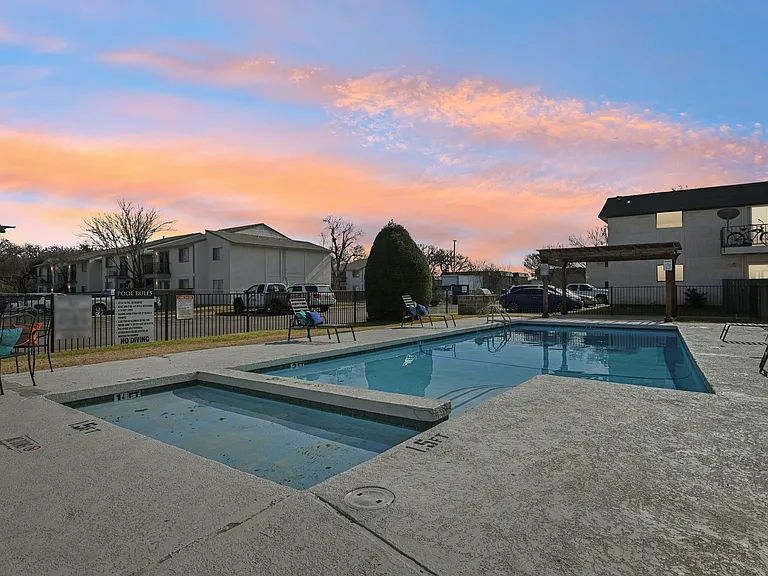 Rock Island Apartments — Photo 18