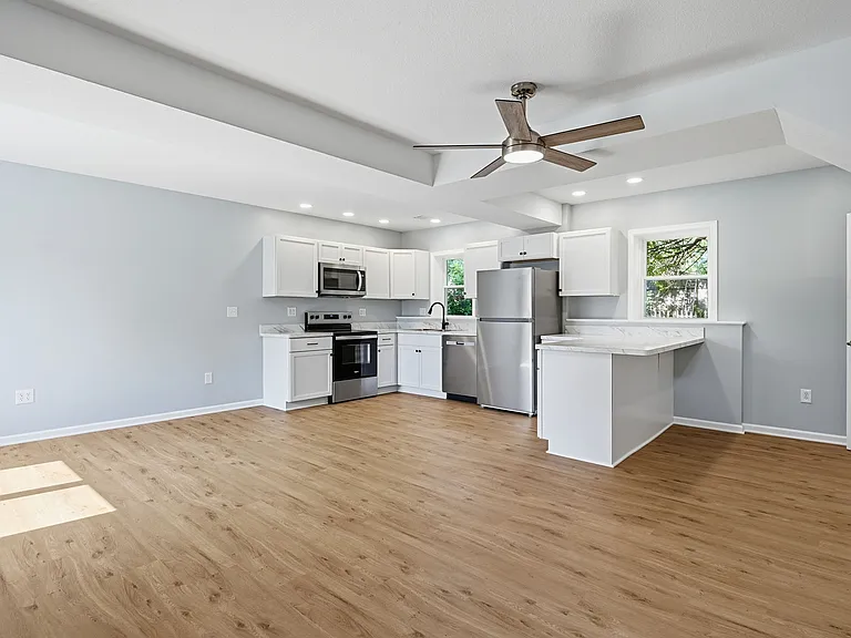 720 Hurd Ave — Photo 3