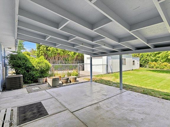 3rd image of 2709 Clinton Way