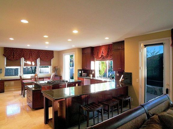 Open Kitchen/Family Rm