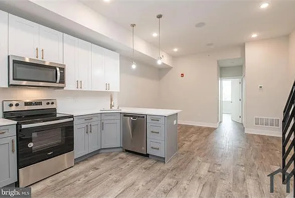 3 bed, 1100 sqft, $2,000 — Photo 3