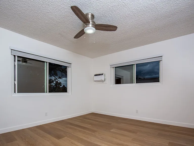445 E Magnolia Blvd — Photo 22