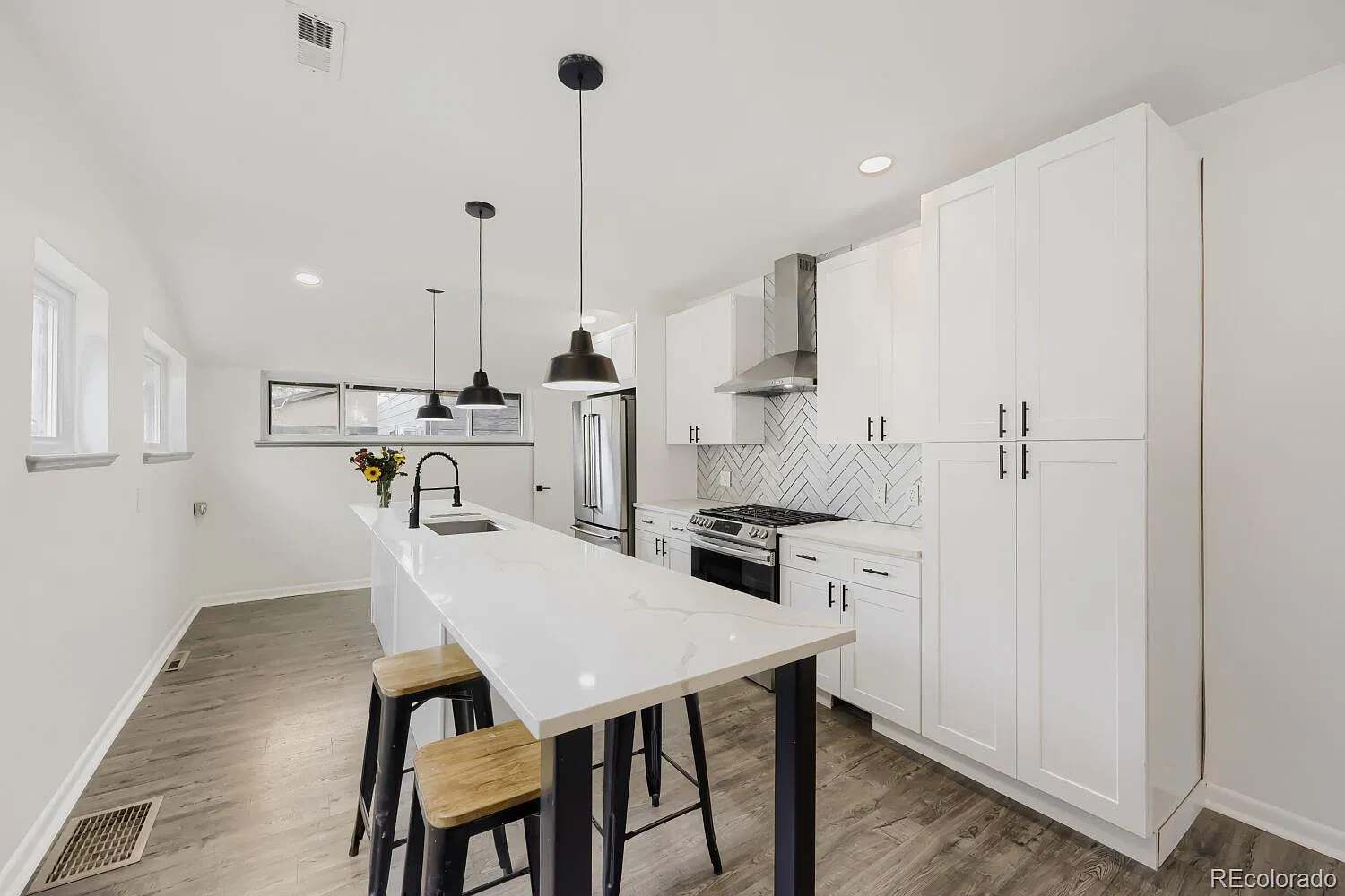 3 bed, 1.0 bath, 1697 sqft, $3,500 — Photo 3