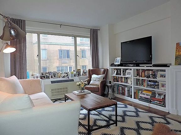 3rd image of 40 Central Park S APT 6G