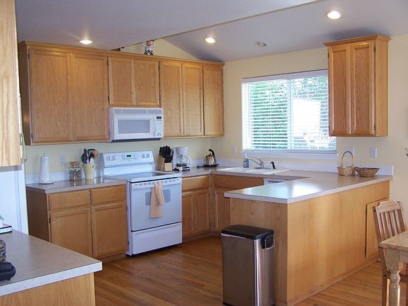 Kitchen w/hardwoods