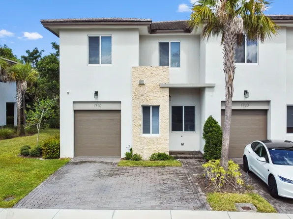 1710 Pioneer Way, Royal Palm Beach, FL 33411