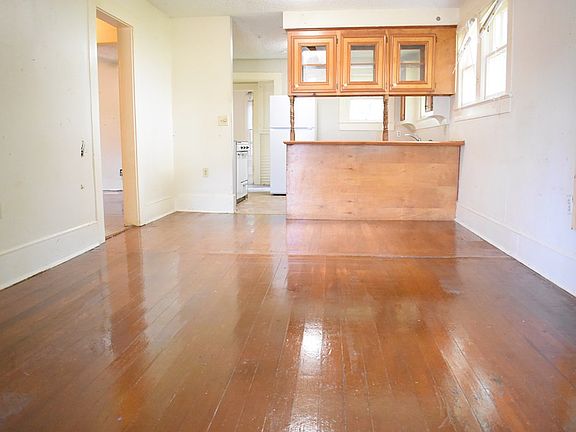 2nd image of 501 W Cox St