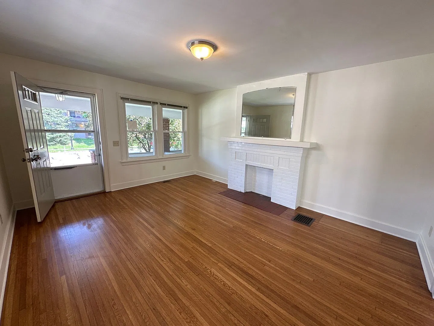 Summit St 2189-2191 MLR — Photo 4