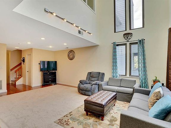 2nd image of 729 Mainsail Ln #729