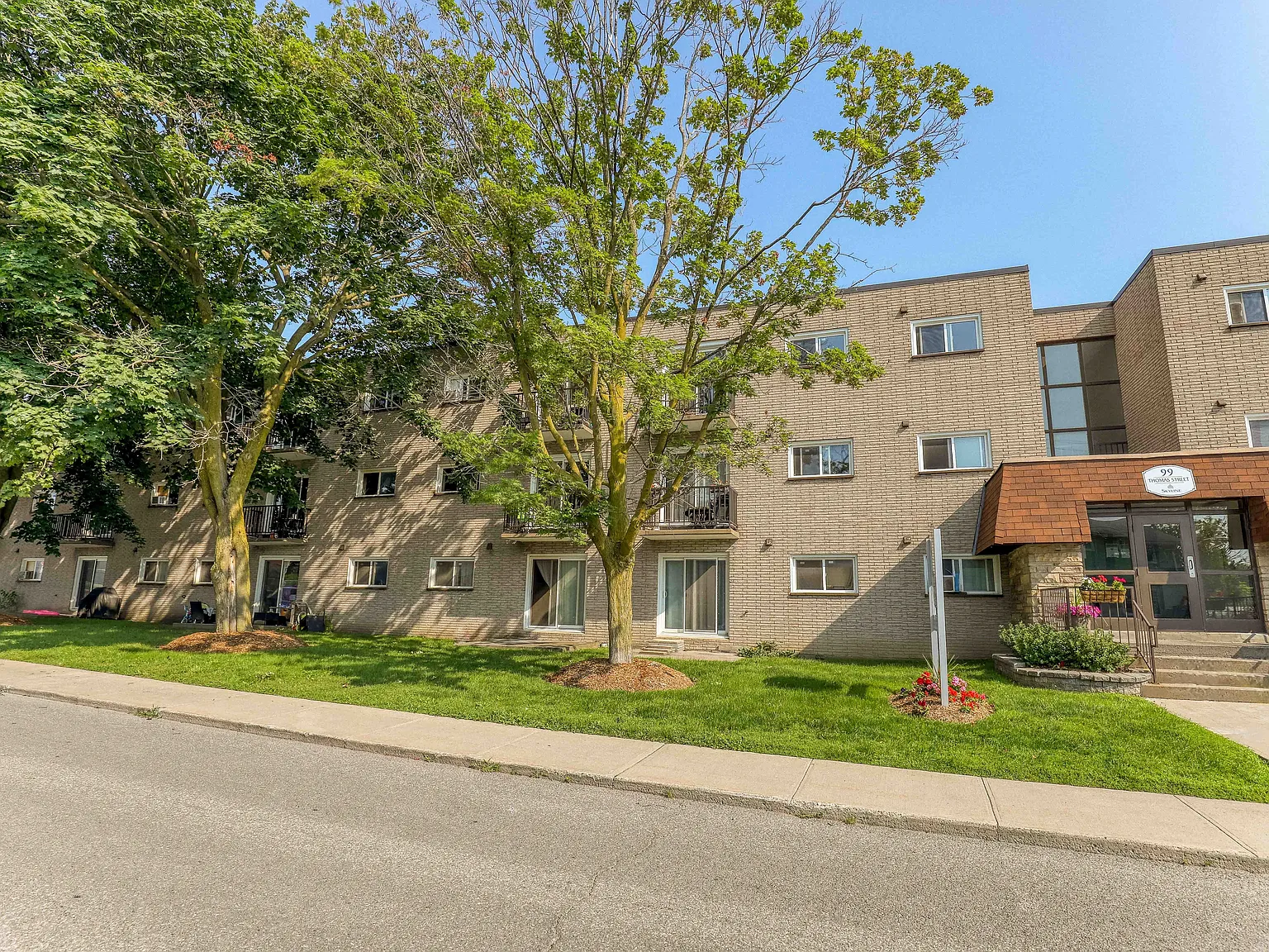 Thomas Apartments — Photo 2