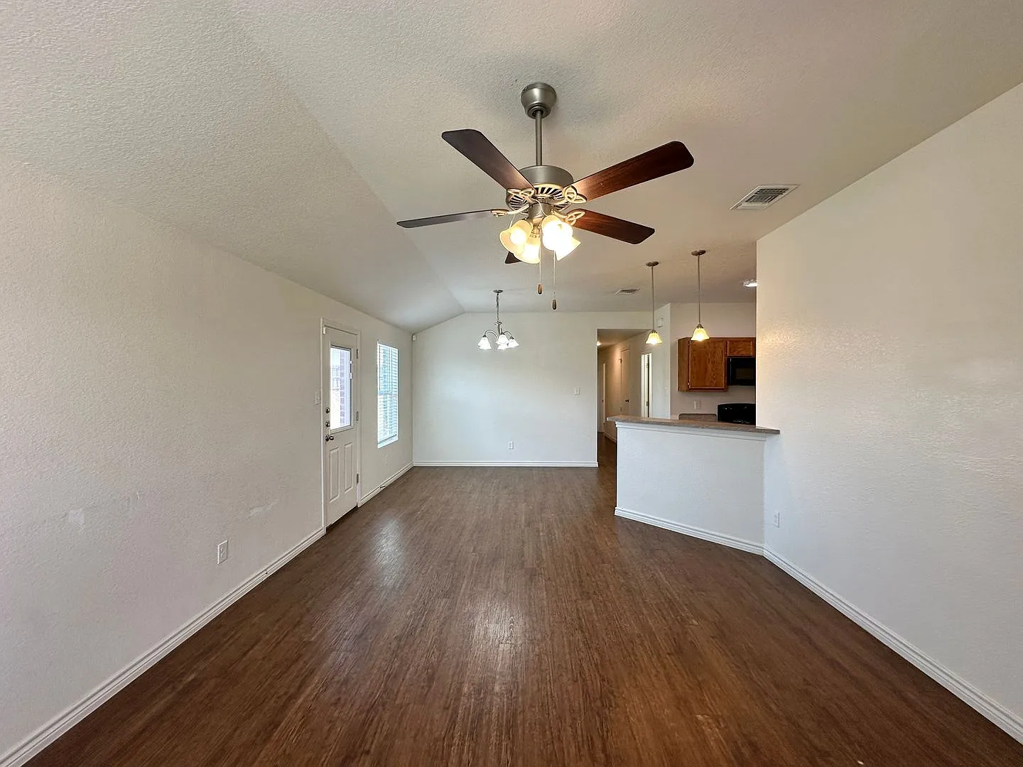 901 Lasso Dr — Photo 3
