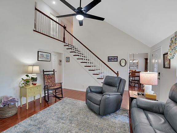 2nd image of 1009 Victoria Ln W