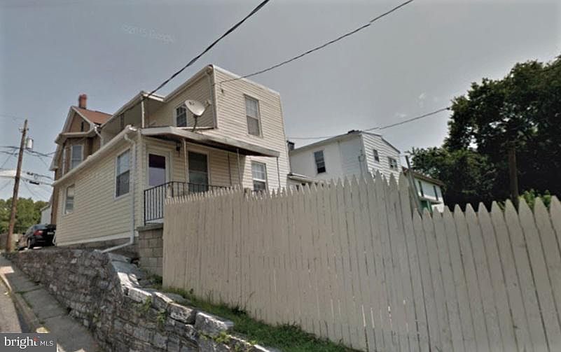 2nd image of 554 N 3rd St