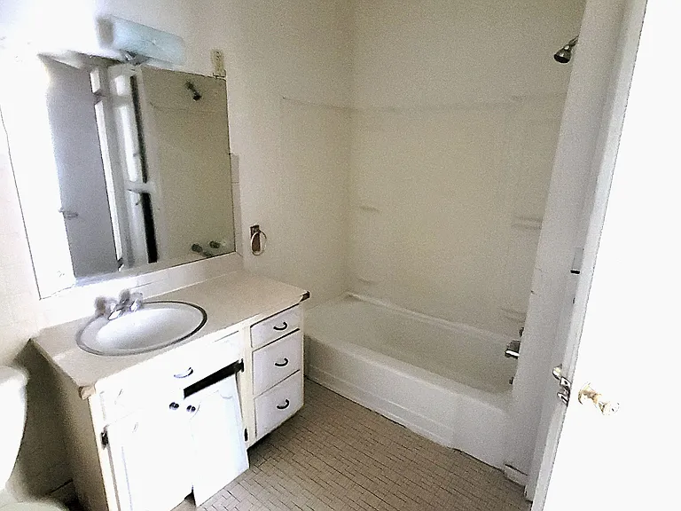 518 E Walnut St #1/2 — Photo 12