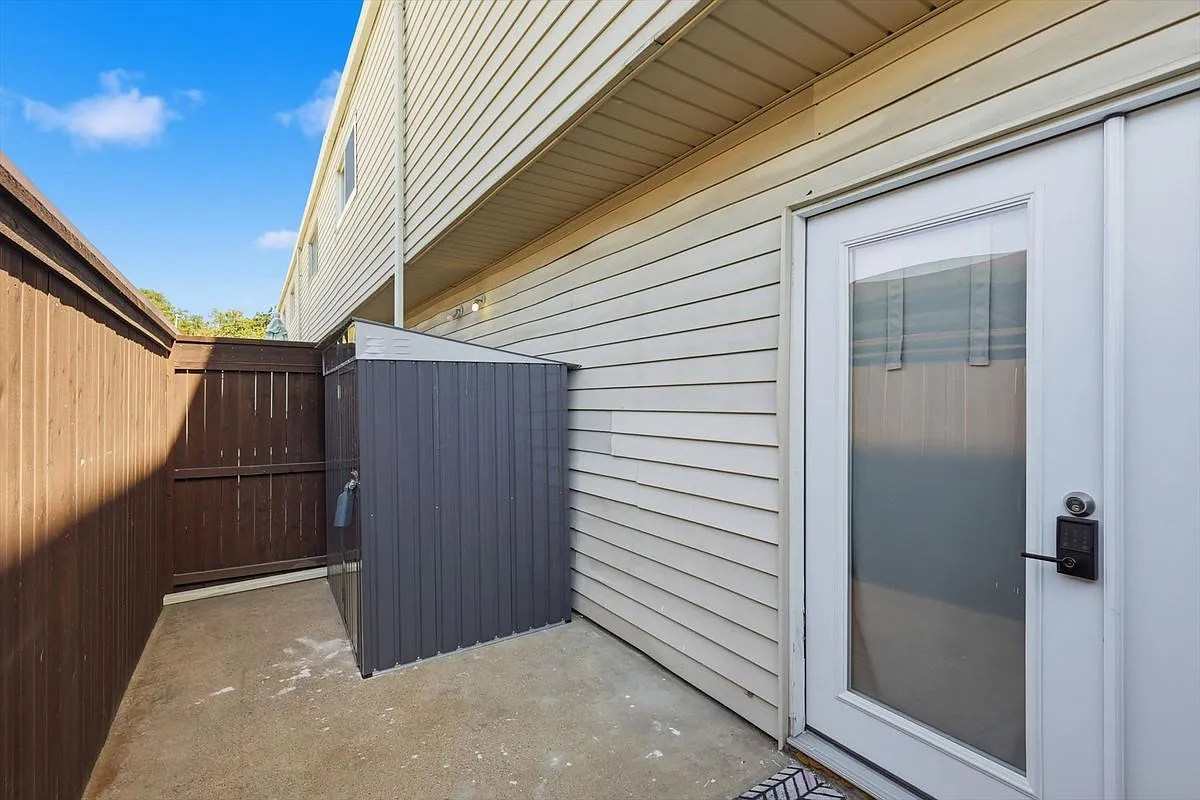 Building Photo - 9829 Park Lane Ct